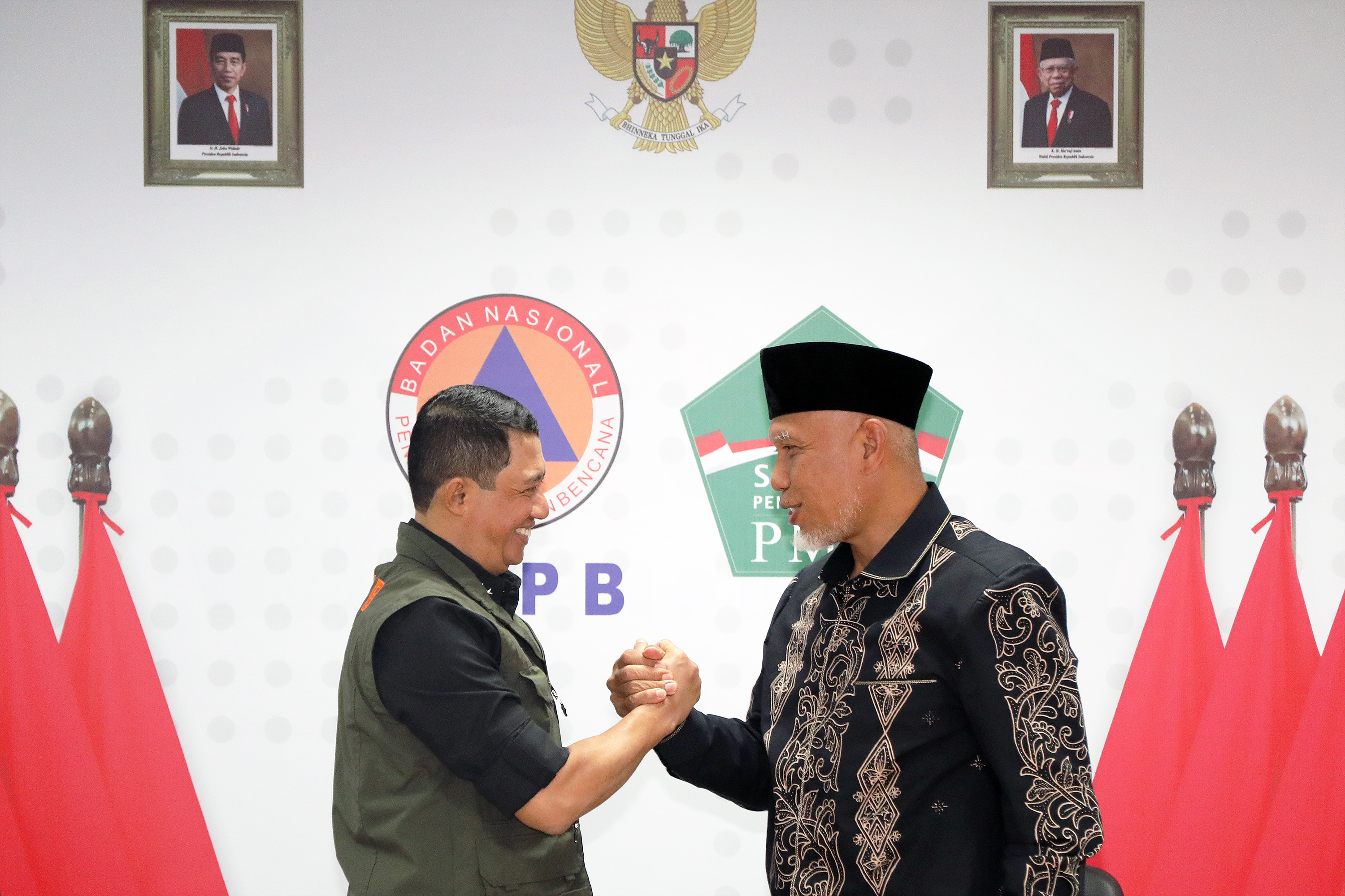 Kepala BNPB Letjen TNI Suharyanto S.Sos., M.M., (kiri) bersama Gubernur Sumatera Barat Mahyeldi Ansharullah (kanan) melakukan salam komando saat bertemu di Gedung Graha BNPB, Jakarta, Kamis (27/7).